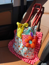 Cargar imagen en el visor de la galería, Flory Bag Charm Small Size
