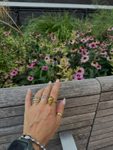 Cargar imagen en el visor de la galería, Single Gold Ring
